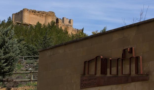 El castillo de Davalillo, todo un emblema para San Asensio, de propiedad privada, ha sido noticia por su mal estado. :: /Sonia Tercero
