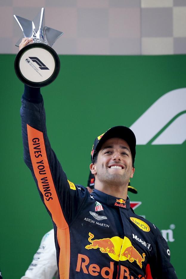 Daniel Ricciardo (i) celebra su victoria en Shanghái. :: efe
/