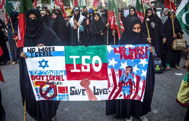 Mujeres paquistaníes chiíes, en una protesta en Karachi contra el ataque a Siria llevado a cabo por EE UU, Reino Unido y Francia.
/R. C.