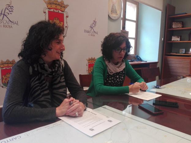 Laura Belmonte, 'coach' de la aceleradora, y la alcaldesa, Laura Rivado, realizando el balance . :: j.l./
