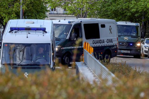 Tres furgones de la Guardia Civil trasladan a Junqueras, Sànchez y Cuixart a los calabozos de la Audiencia Nacional antes de ser llevados desde allí al Supremo. :: ballesteros / EFE
/
