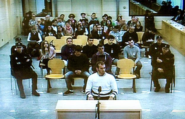 Primera jornada del juicio contra los ocho procesados por agredir a dos guardias civiles y sus parejas en un bar de Alsasua (Navarra). :: efe/
