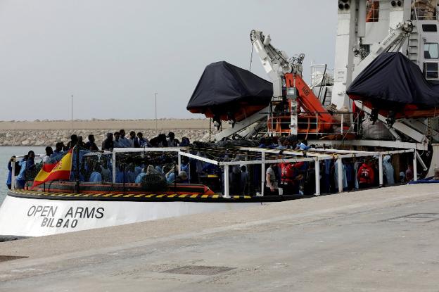 Decenas de inmigrantes esperan para desembarcar del 'Open Arms', el pasado 17 de marzo en Pozzallo. :: A. Parrinello / reuters/
