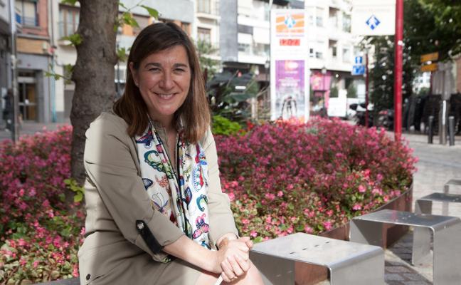 La titular riojana de Salud, Sara Alba Corral, posa en la calle Bretón de los Herreros, a las puertas de la Consejería, en una imagen del pasado miércoles/Antonio Díaz Uriel