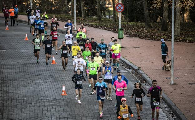Atletas, junto al parque del Ebro, en la Media Maratón del año pasado. / JUSTO RODRÍGUEZ