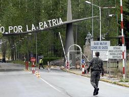 Entrada a la Base Conde de Gazola en el Ferral del Bernesga (León), donde 91 militares han permanecido aislados. / Efe/