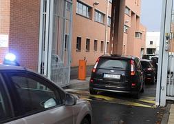 Momento en el que llega la Policía francesa con los detenidos. / Afp/