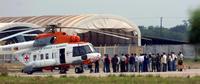 Miembros de la comisión para la liberación de los rehenes colombianos, en el aeropuerto de San José para dar inicio a la operación humanitaria. / RAFA SALAFRANCA-EFE/