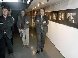 Emilio del Río, en la visita a la exposición. /JONATHAN HERREROS/
