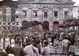 Mercado de frutas y verduras en la plaza del Raso, en el año 1940. ARCHIVO BELLA/I.ÁLVAREZ./