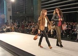 Dos clientas desfilan con ropa de la nueva temporada otoño-invierno. /M. HERREROS/