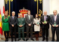 Los galardonados, con Alberto Bretón./