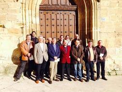 Las autoridades presentes en la inauguración del Centro de Interpretación del Románico de La Rioja Alta posan en la iglesia. :: D.M.A./
