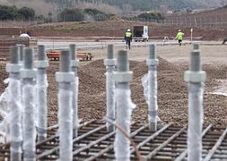 Trabajos de cimentación que se están desarrollando junto al pozo de Sotés para instalar en esta zona una planta de procesamiento del gas. :: SONIA TERCERO/