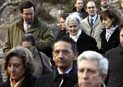 Concepción Sáenz de Tejada, a las izquierda con el pelo blanco, en Torrecilla en Cameros en el entierro de su hermana Matilde en enero del 2009. :: JUSTO RODRÍGUEZ/