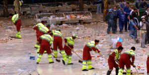 Los operarios de limpieza barren la plaza del Ayuntamiento de Logroño tras el cohete de San Mateo del pasado año. / E. DEL RÍO/