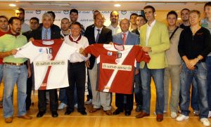 Jugadores, técnicos y directivos del Narturhouse posan con Félix Revuelta, Tomás Santos y Marcos Moreno. /JUSTO RODRÍGUEZ/