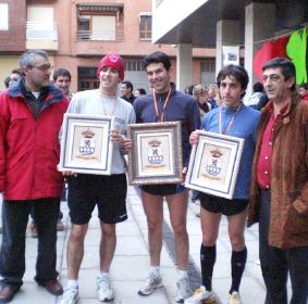 Los tres mejores de la Milla, con las autoridades. / KATA/