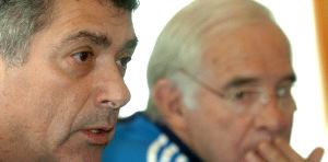 JUNTOS. Ángel Villar y Luis Aragonés atienden a los medios de comunicación. / EFE/