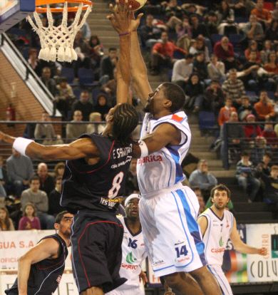 DUELO DE GRANDES. Santana, de Palencia, tercer jugador mejor valorado de la liga, se las verá con Johson, el mejor. / DIAZ URIEL/