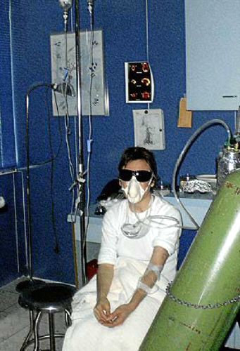 Elvira Roda, ingresada en un hospital de Dallas por el Síndrome Químico Múltiple, y su madre. /AGENCIAS/