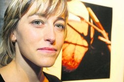 María Ruiz Pérez, ganadora del concurso, con su fotografía al fondo. /JUAN MARÍN/