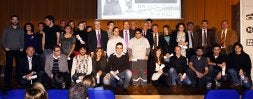 Foto de familia de todos los galardonados y las autoridades tras la entrega de premios. /JUSTO RODRÍGUEZ/