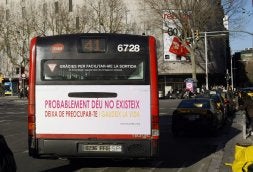 Uno de los autobuses que desde ayer llevan la campaña publicitaria 'atea'./
