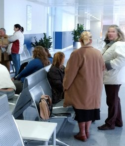 Un grupo de ancianos espera su turno en la consulta. / E. C./
