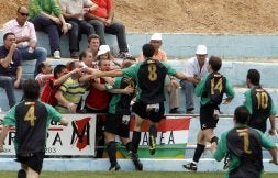 Los jugadores del Varea celebran su gol con los aficionados del equipo que se desplazaron hasta tierras pacenses. / ALFONSO (HOY)/
