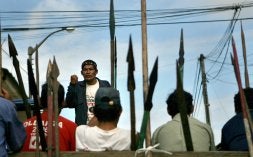 Indígenas con lanzas se preparan para bloquear una carretera en Yurimaguas. / AFP/