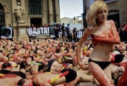 Miembros de PETA se desnudaron ayer frente al Ayuntamiento de Pamplona, desde el que hoy se dispara el cohete./