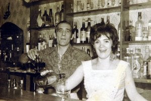 Fernando y Teresa, poco después de hacerse cargo del bar Simpatía./