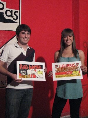La pancarta honra a la centenaria plaza./