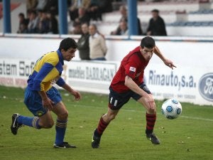 Zabala, autor del cuarto gol del Calahorra, trata de eludir la presión de un rival. /DÍAZ URIEL/