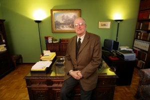 Agustín Reboiro posa en su despacho del centro de Logroño. :: JUSTO RODRÍGUEZ/