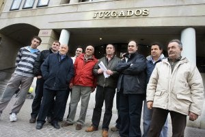 Representantes sindicales y agricultores, a las puertas de los juzgados logroñeses el pasado mes de noviembre. :: J. RODRÍGUEZ/