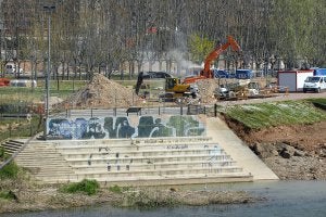 Aspecto que presentan en la actualidad las obras de construcción del embarcadero del Ebro, en La Playa. :: ALFREDO IGLESIAS/