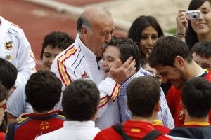 Del Bosque besa a un chico con síndrome de Down tras un entrenamientos en Las Rozas. ::
REUTERS/
