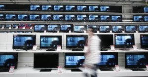 Un hombre pasa delante de las televisiones de un establecimiento de Media Markt en Valladolid. ::
EFE/
