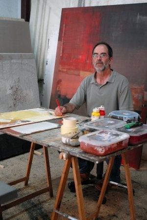 José Antonio Olarte en su estudio de Logroño. :: ALFREDO IGLESIAS/