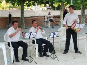 Los gaiteros Diego y Juan, con Raúl al tambor, en Cervera. ::
L.R./