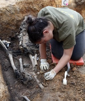 Una voluntaria limpia un cuerpo hallado en La Pedraja. :: DÍAZ URIEL/