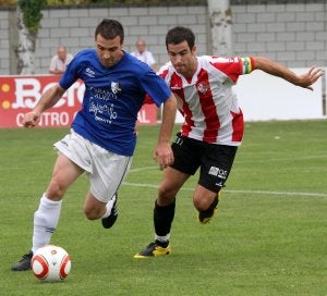 La Sociedad Deportiva Logroñés no pudo con el Alfaro y sufrió su primera derrota oficial. :: J. HERREROS/