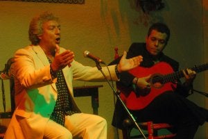 Ricardo Losada 'El Yunque', con Antonio Reyes, en un instante del concierto. ::
ALFREDO IGLESIAS/