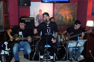 Presentación en acústico del disco 'Derecho a ser humano' en el pub Museum de Logroño. ::
SANDA/