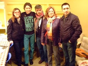 Inmaculada Sáez, Ángel Varea, Elvira Marín y Jesús Hernáez posan junto a Sabina. ::
D.M.A./