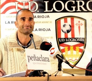 Arpón, durante la comparecencia en la que leyó un comunicado de despedida de la Unión Deportiva Logroñés. :: MIGUEL HERREROS/