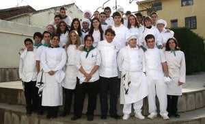 Foto de familia de Francis Paniego con los alumnos de la Escuela de Hostelería que asistieron a su charla. ::
D. URIEL/