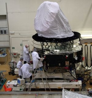 Colocación del 'Upper Panel Closure', en el satélite Planck. :: AGENCIA ESPACIAL EUROPEA/